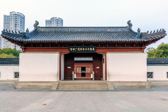 明犬顶点:主人离家，小偷翻入院内，被两条恶犬咬死，主人要负刑事责任吗？
