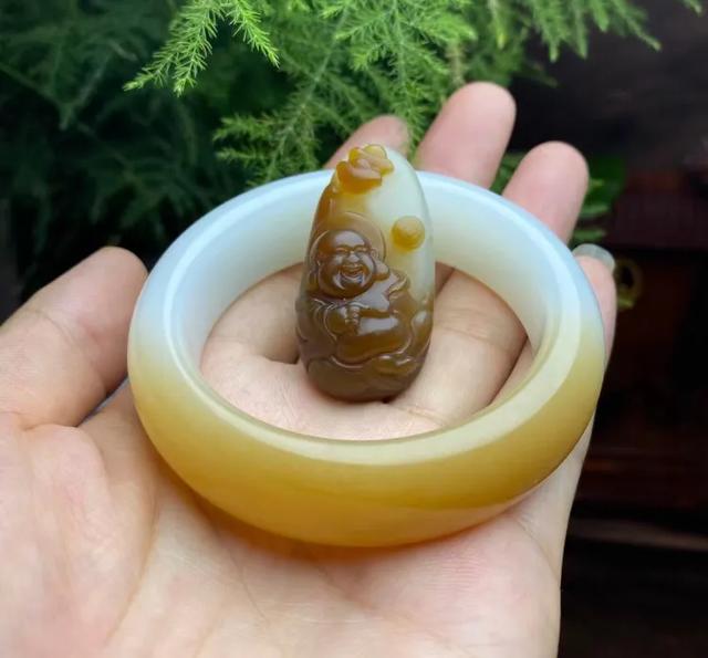 玉器市场,现在市场上有很多和田玉，都是真的吗？