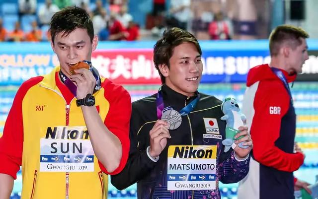 孙杨耳机:为什么孙杨夺冠就有人质疑他嗑药，而苏炳添谢震业夺却没人怀疑