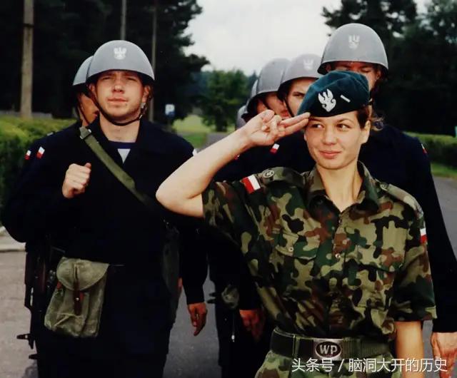 不同国家的军人在一起，军衔还论高低吗？插图43