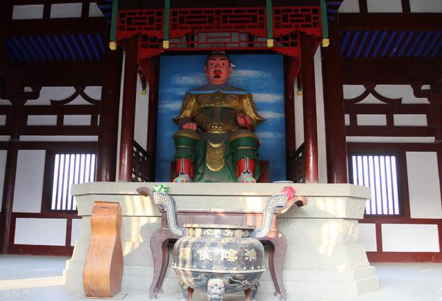 电视剧里钻裤裆:韩信能在乡村恶汉前受胯下之辱，为何不能在皇帝刘邦前伏低做小？