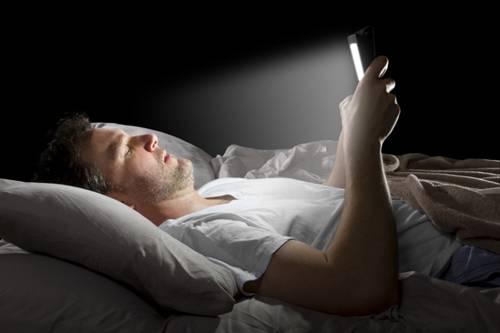 晚上睡觉，手机放多远没有辐射是安全距离？