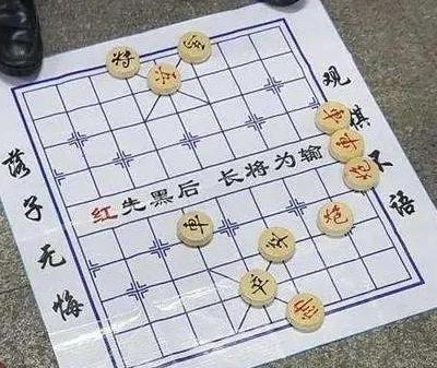 在路边摆“象棋残局”赚钱的人,不怕遇到象棋高手吗？