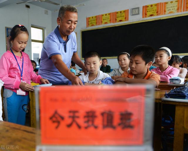 怎样理解青年教师首先要站稳讲台？