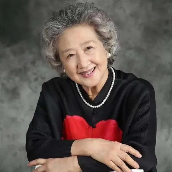 中国白头发的老演员图片