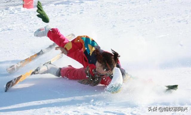 初学滑雪注意事项:滑雪注意事项和要领 冬天新手滑雪有哪些风险需要注意？又该如何保证自己的安全？