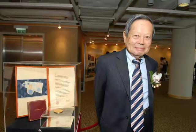 杨振宁:今年百岁高龄物理学家杨振宁为什么大家对他评价褒贬不一呢？