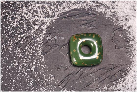 金镶玉和田玉吊坠,金镶玉是不是和田玉，它的价值怎么样？