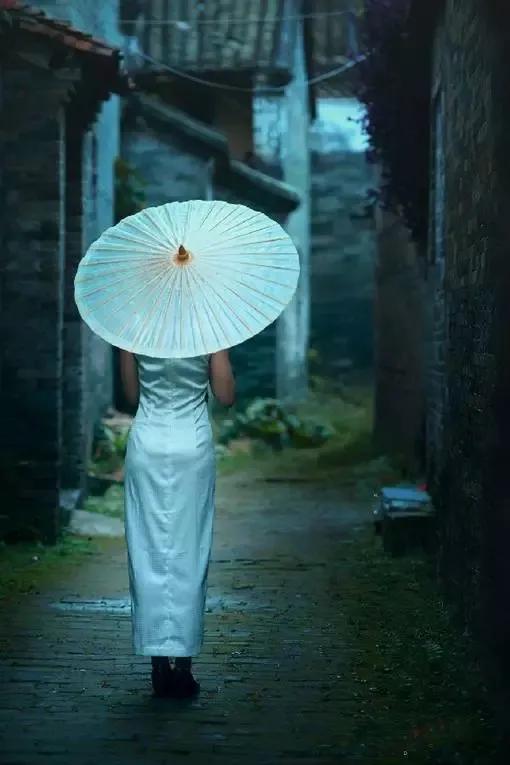 戴望舒的《雨巷》象征着什么？