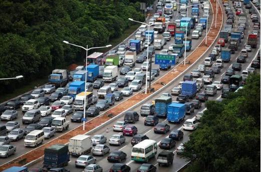 厕所偷拍撒尿高清视频:高速上堵车，女生该怎么上厕所呢？男生又该如何解决？