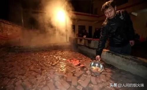 为什么玉要用水泡了再戴,菜市场卖的猪血为什么一直要放在水里泡着？