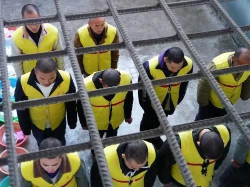待处决的死刑犯在看守所的房间里是否都要被锁在床板上?-生活百科