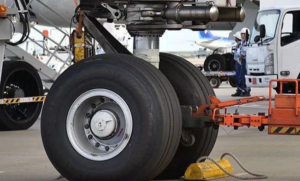 飞机轮胎为什么能承受压力，飞机轮胎与汽车轮胎有什么区别