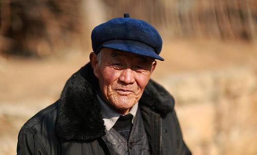 王乃恩为什么戴帽子:刀郎为什么一直戴着帽子？