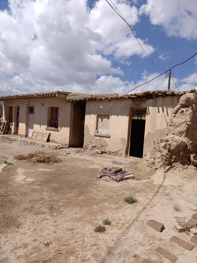 其他网友回答:七十年代农村住的大多都是土房子,好的情况是墙跟脚有几