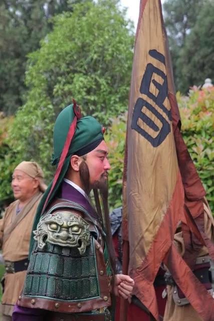 关羽也立了军令状却放走了曹操,为什么诸葛亮没杀他？