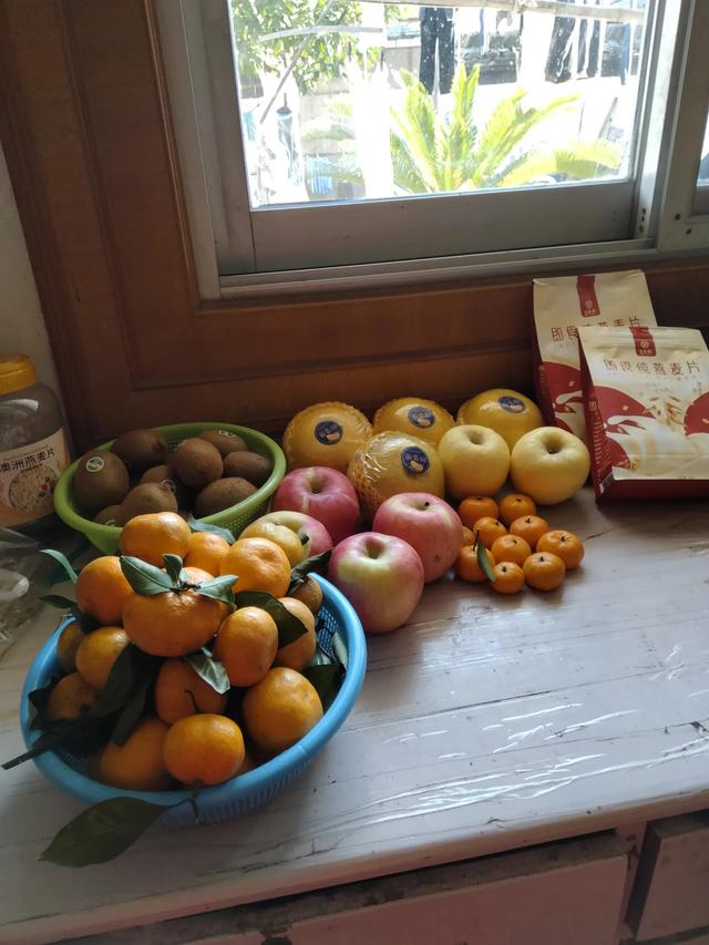 如果家里有客人来,就应该把水果摆放在盘里来招待客人,这样也体现了