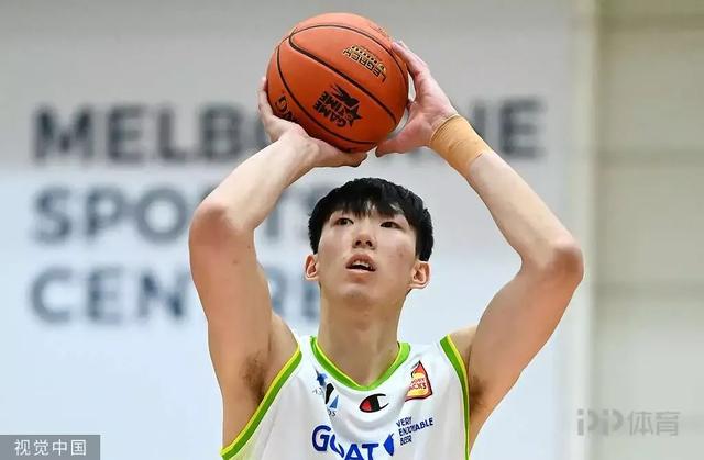 周琦五犯离场:周琦澳洲联赛首秀5犯离场，NBL是不是也存在体毛哨的问题