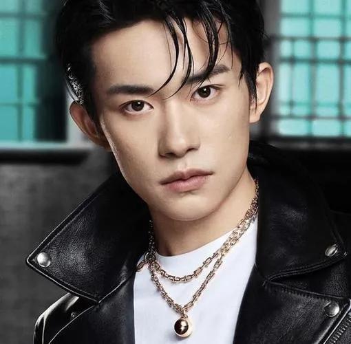 时装周还是在男明星身上,他们佩戴最多的是银色的和玫瑰金色的饰品