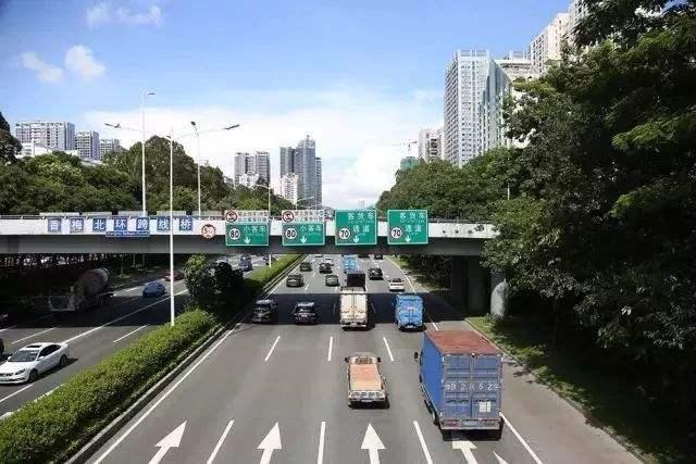 为什么老司机跑高速时一般不走最左侧车道？