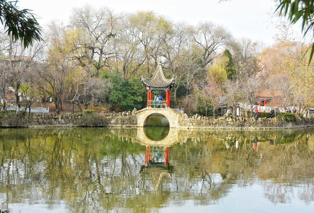 梦见自己在水中划竹排翻了,宝鸡的凤翔有什么旅游景点？