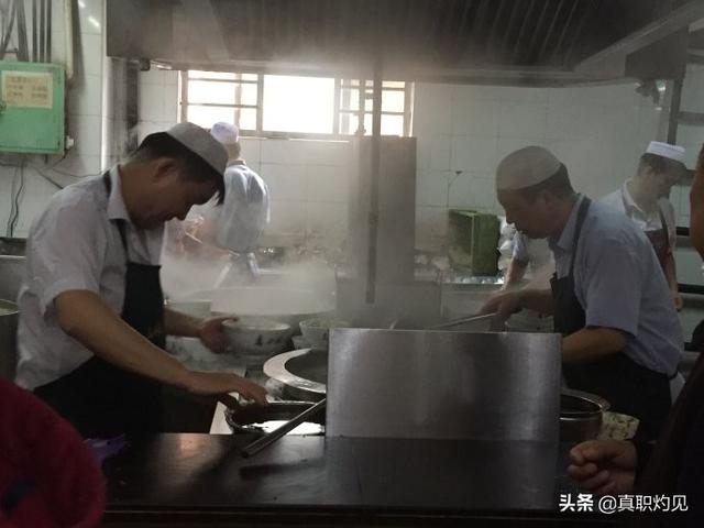 为什么面馆里一般都是用水煮面然后放高汤里，而不直接用高汤煮面？插图40
