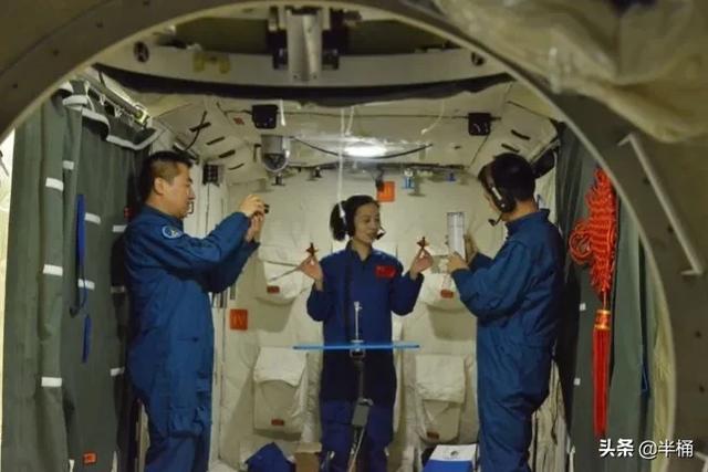 航天员在空间站能洗澡吗:3位航天员在轨六个月，产生的废气、排泄物和垃圾等该如何处理