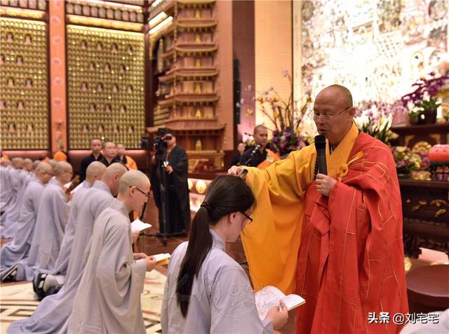 假活佛10年骗2亿:出家或做和尚要不要进行审批，他们的生活费和开销从何而来