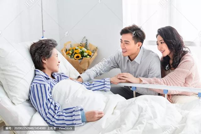 儿女没有时间和精力照顾80岁老人却坚持不去养老院怎么办