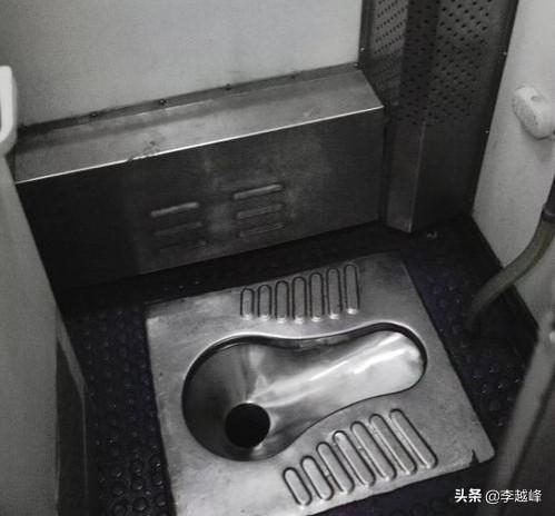 为什么火车厕所里面的屎尿全部要排到铁轨上，日积月累不会很脏吗