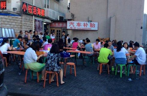 街边的一些饭馆看起来生意不错，为什么会开不下去