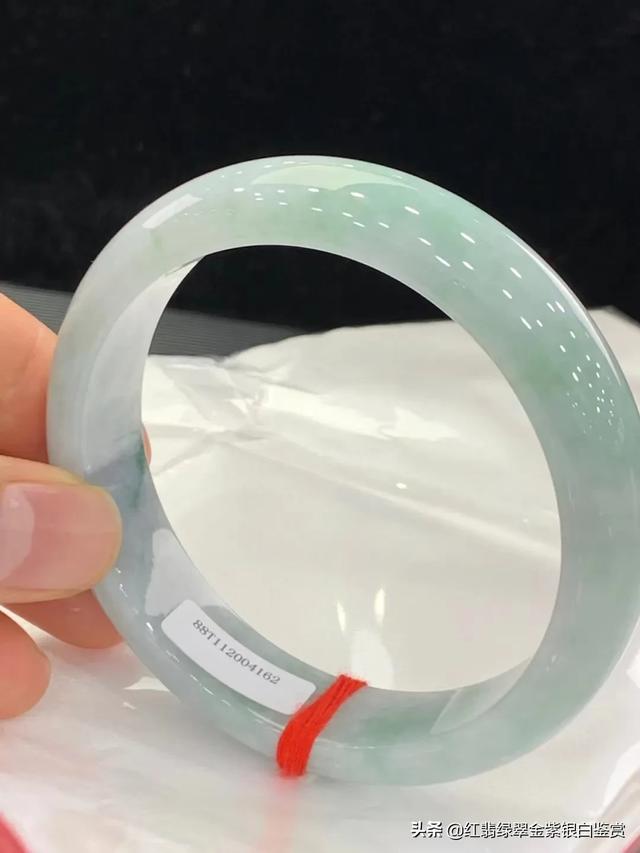 20万以上的玉镯图片,哪位大神帮我看一下，这样的手镯值多少钱？