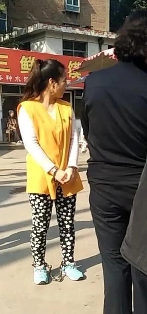 女杀人犯:枪毙女死刑犯时，法医发现女犯人已妊娠一个月，根据法律该怎么办