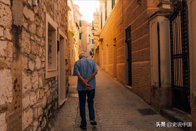 林彪叛逃:周琦打篮球是为了赚钱还是赢得总冠军？