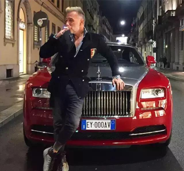 一个很有钱的老头人不坏,一个很帅无钱的善良小伙,你选择谁?为什么?