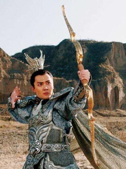 杨戬,是阐教三代弟子,师父是十二仙首之一的玉鼎真人,这师徒二人在