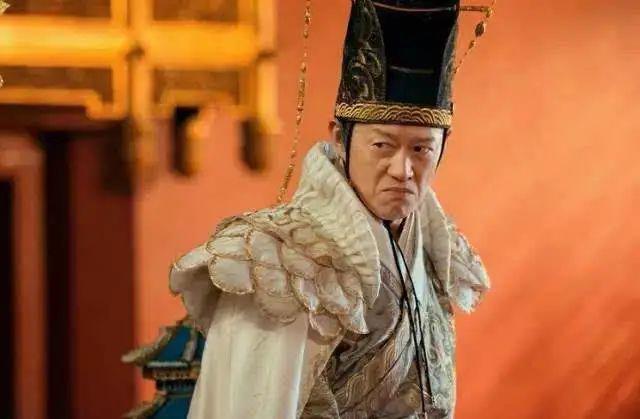 古代皇帝被权臣要挟,找个时机一剑杀了他不就行了,为什么还要小心翼翼待他？