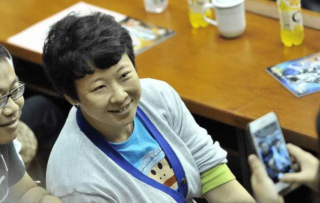 郎平将隐退:郎平提前离开是何原因，中国女排面临大调整，她还会继续带队吗？