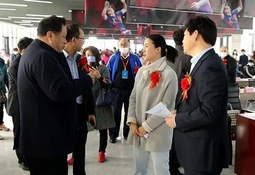 王楠老公放水泄愤:王楠送给奥运冠军陈梦、马龙等人房子，这广告值吗？刘国梁有吗？