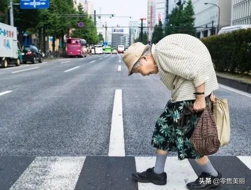 日本街头自动洗狗机:狗屎是能清理的，狗尿怎么打扫呢？