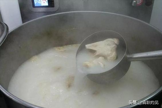 为什么面馆里一般都是用水煮面然后放高汤里，而不直接用高汤煮面？插图39