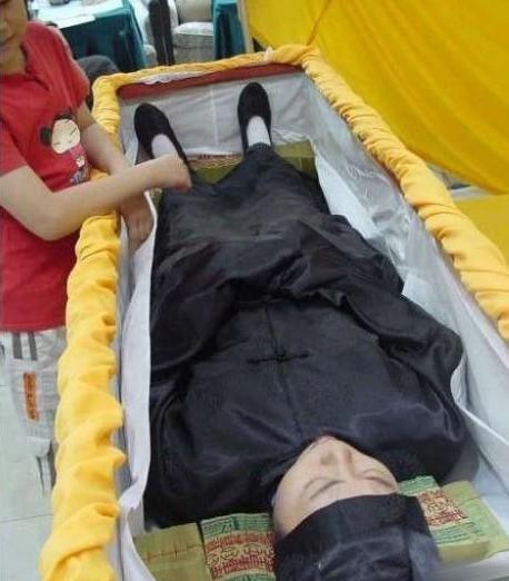 火葬场男子奸污女\