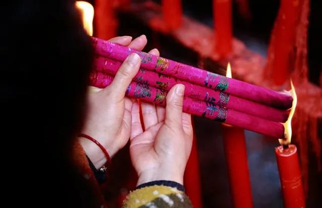 民间风水300年不传之秘,为什么中国人烧香都是烧3根，而不是4根？