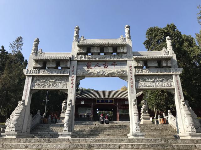 隆中有南阳明清两代地方志的承认卧龙岗有吗