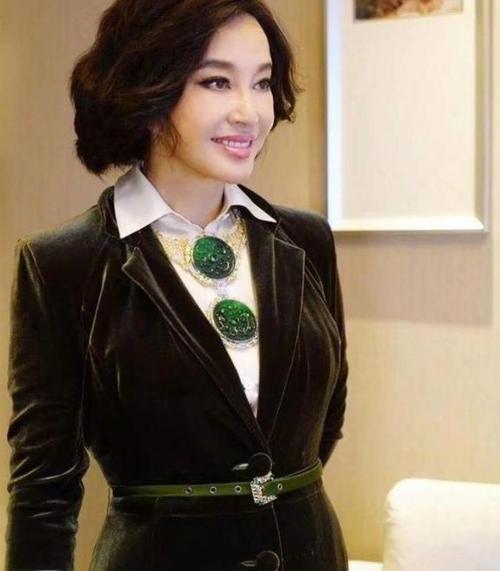 汤灿资料:你们认为，谁才是中国真正的翡翠收藏一姐？