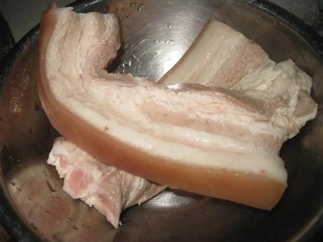 哈尔滨的杀猪菜是怎么做的，东北杀猪烀肉烩酸菜为什么叫杀猪菜