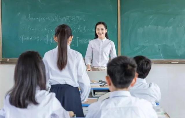 为何高学历人才都选择广州中小学，教师岗位竞争激烈，清北硕博争进中小学当老师，反映了什么问题
