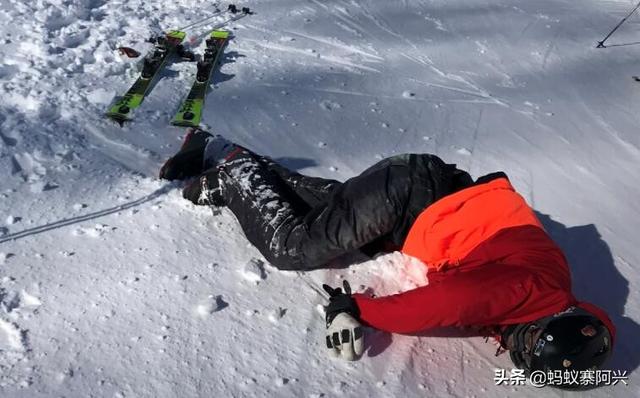 初学滑雪注意事项:滑雪注意事项和要领 冬天新手滑雪有哪些风险需要注意？又该如何保证自己的安全？