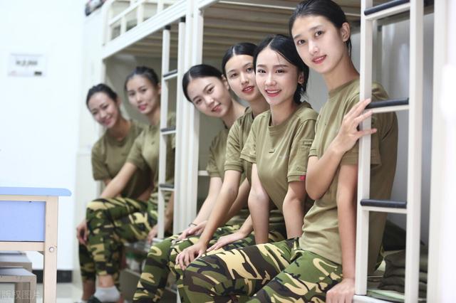 室友每天和男朋友打电话都在一直开车,不仅影响休息还受到精神污染,该怎么让她停止这种行为？