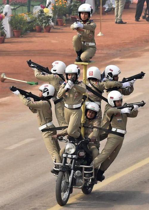 释放脑洞，印度摩托车阅兵方队是不是故意示弱呢？